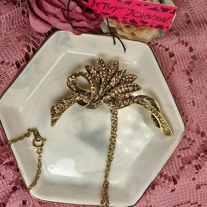 Sparkly Goldtone Ribbon & Bow w/ Floral Accents Brooch/Necklace (Goldtone)